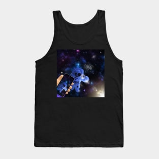 The Astronaut's Interstellar Journey - Grasping the Beauty of the Universe Tank Top